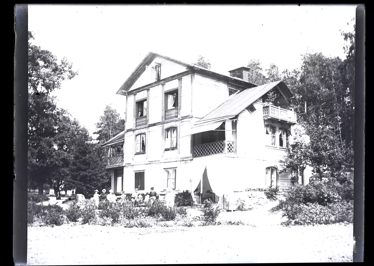 "Stora villan vid Sätra den 28 juni 1900."
Fotografiet togs troligen av Axel Pehrson som bodde i Sjöstugan vid Sätra på somrarna.