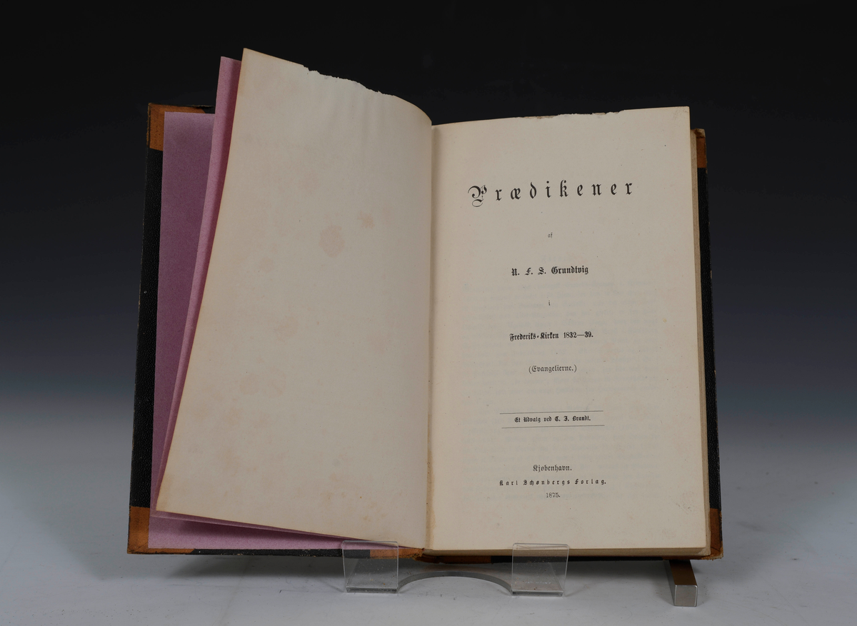 Prot: N. F. S. Grundtvig. Prædikener, Fredrikskirken 1832-39. Et Udvalg af C. J. Brandt. Kbhv. 1875. XVI s. + 538 s. 8 F. (innb. Bandet skadd)