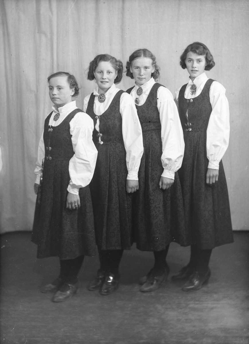 Fire jenter i bunad