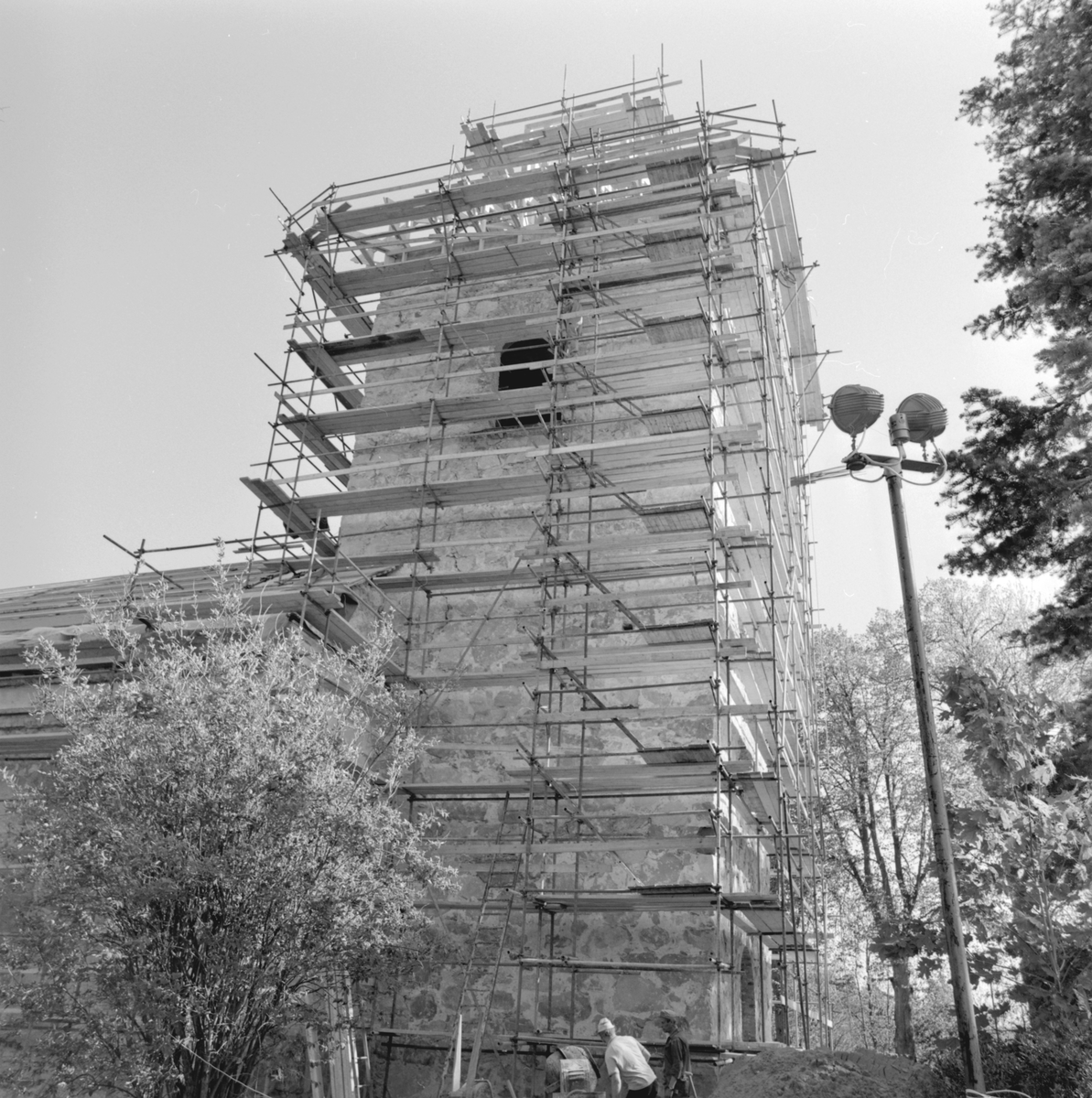 Hösten 1978 och slutskede av den nödtvungna restaureringen av Västra Husby kyrka. Den 2 mars 1977 hade en brand utbrutit som endast kvarlämnat kyrkans yttre murar. Efter arkeologiska undersökningar kunde återuppförandet snabbt påbörjas och man kunde vid tiden för bilden börja förbereda för biskops Askmarks invigning, planerad till den 22 maj 1979.
