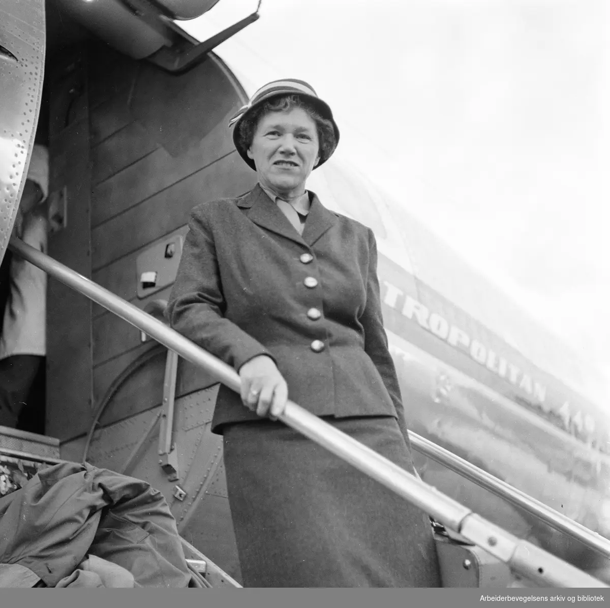 Stortingsrepresentant og blivende formann for FN's sosialkomite Aase Lionæs på reise til New York, 17. september 1957.