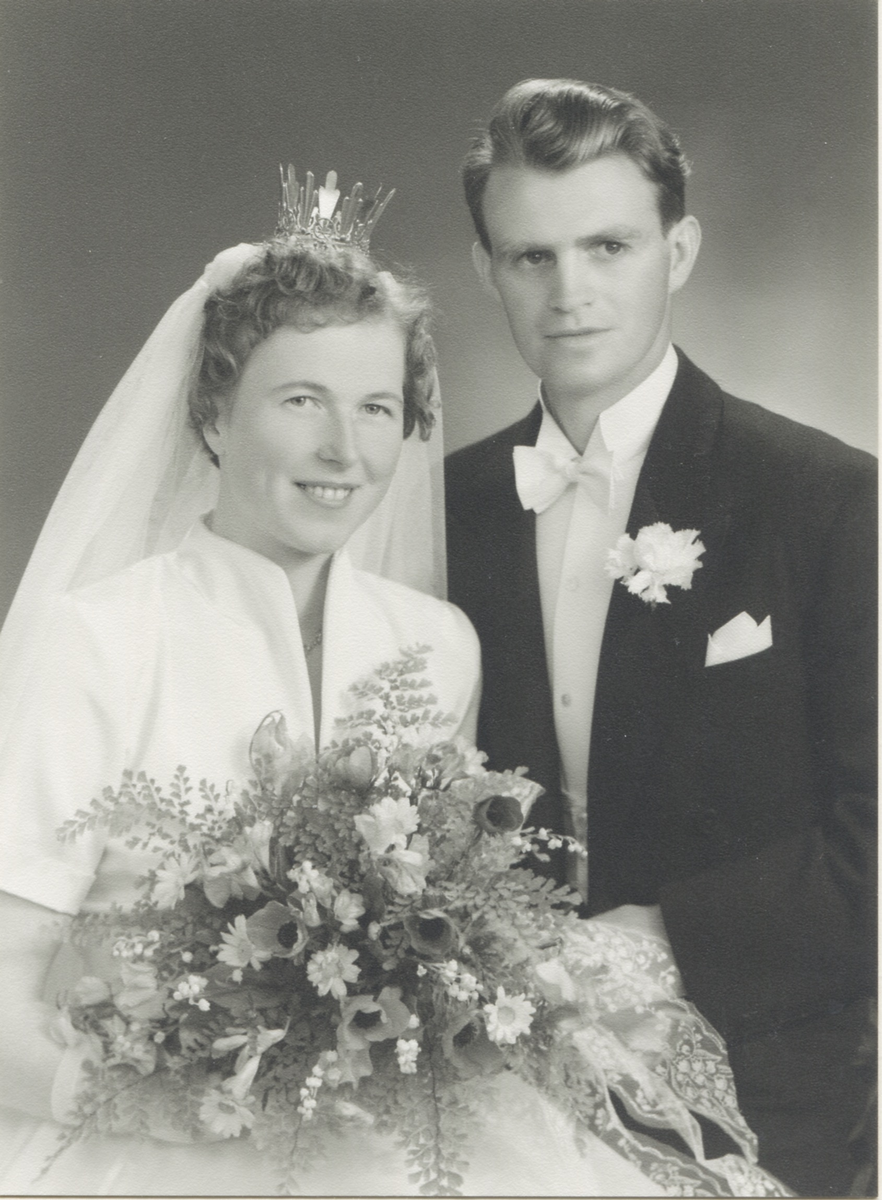 Bröllopsfoto av ett okänt brudpar från Högen, 1950-tal,