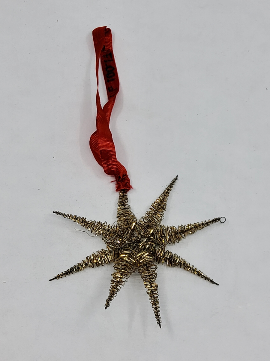 Stjärna av metalltråd med rött band. Att hänga i julgranen.