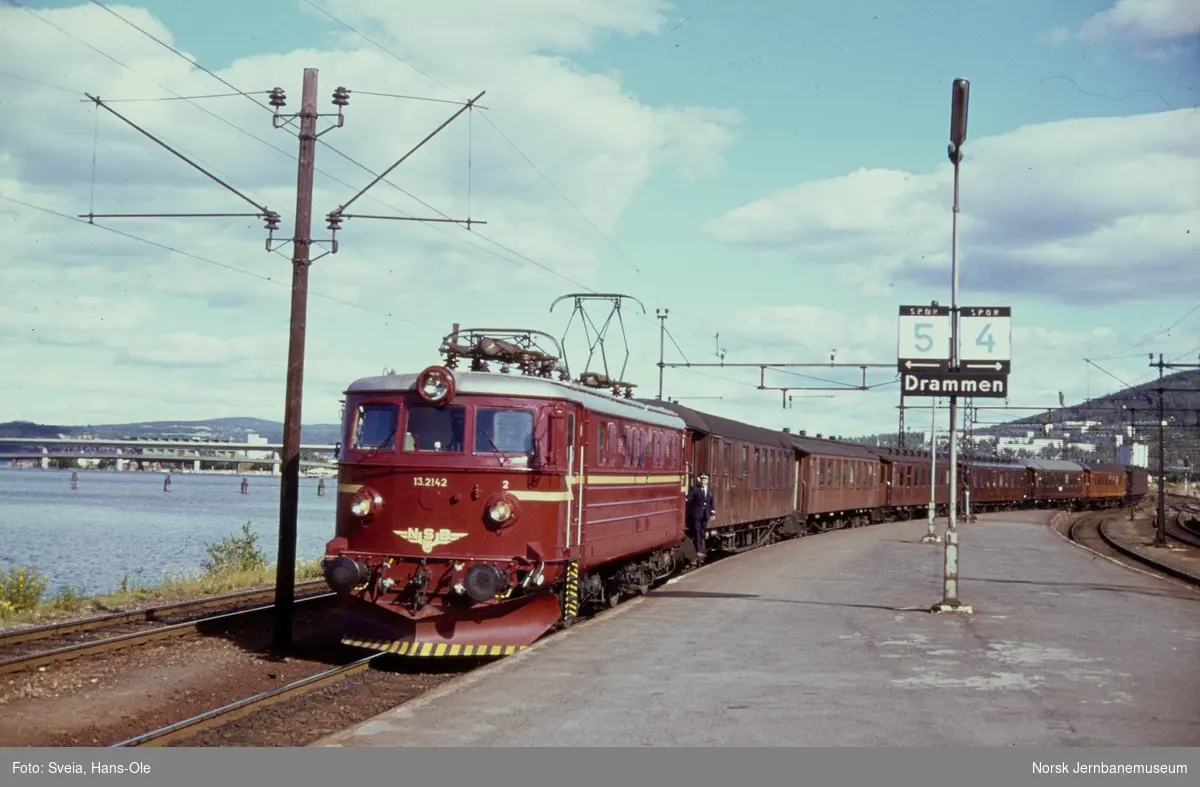 Elektrisk lokomotiv El 13 2142 med persontog fra Oslo V, tog 559, på Drammen stasjon