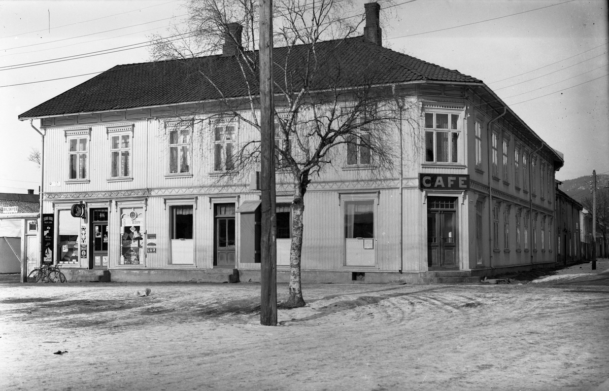 Sentral Kafe samt kolonialforretning Borge, Tråkka (Nymoens torg)