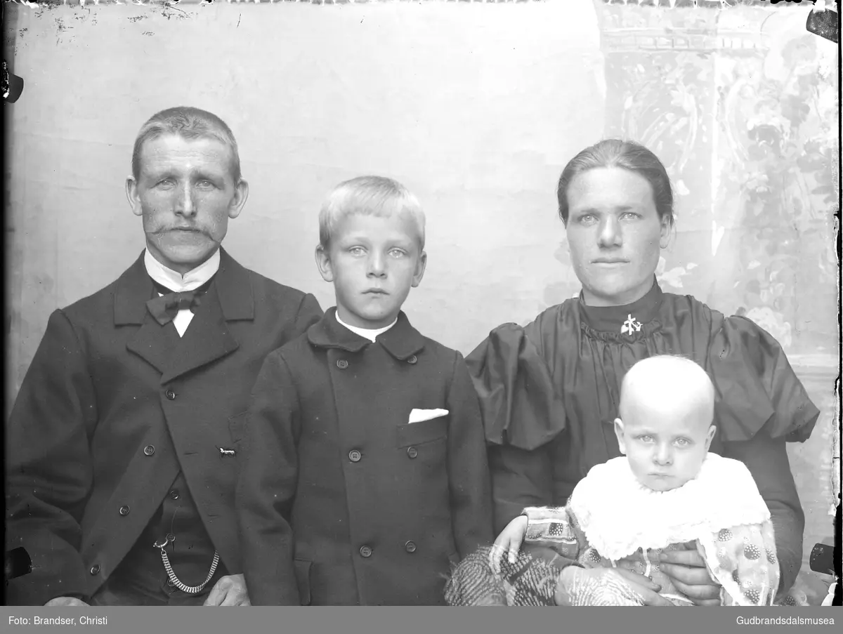 F.v.: Jon Hånsnartredet (f. 1873), Einar Hånsnartredet (f. 1898), Rønnaug Hånsnartredet (f. Husjordet 1875) med Jon Hånsnartredet (f. 1905)