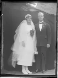 Brudeparet Margrete Kveen (f. Brandsar 1902) og Johannes Kve