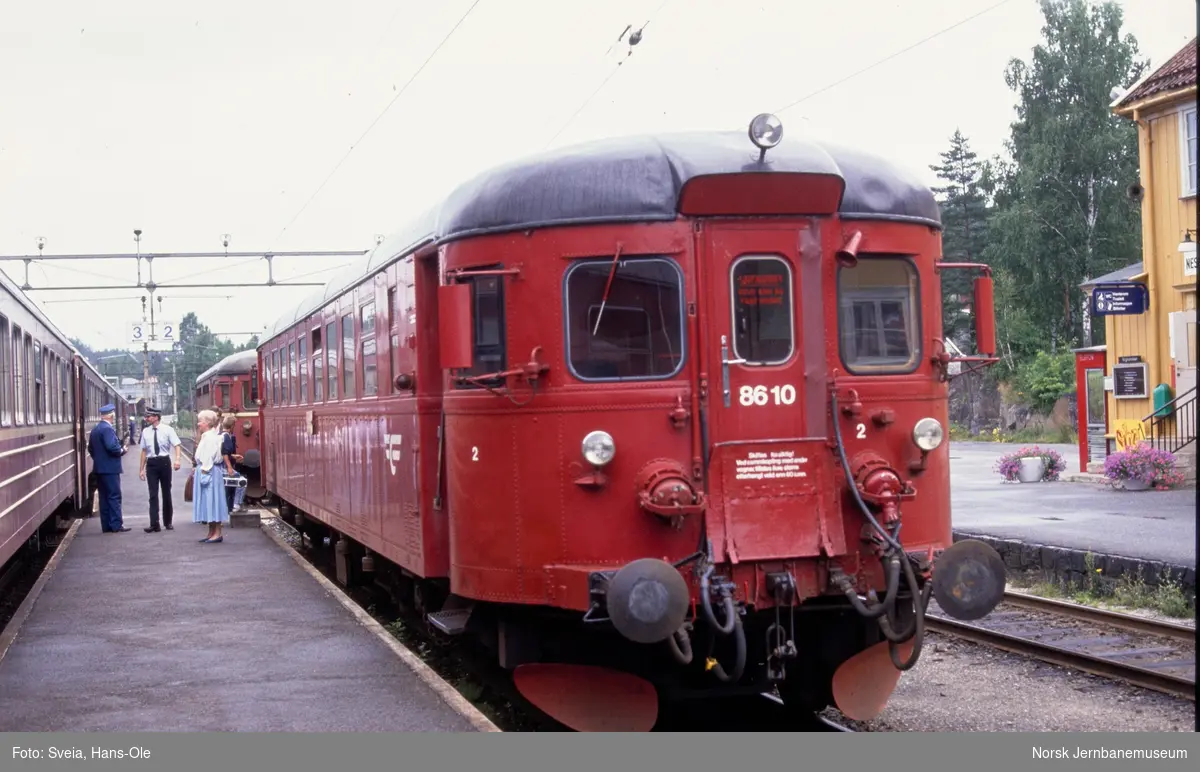Dieselmotorvogn BM 86 10 med tog til Kragerø på Neslandsvatn stasjon
