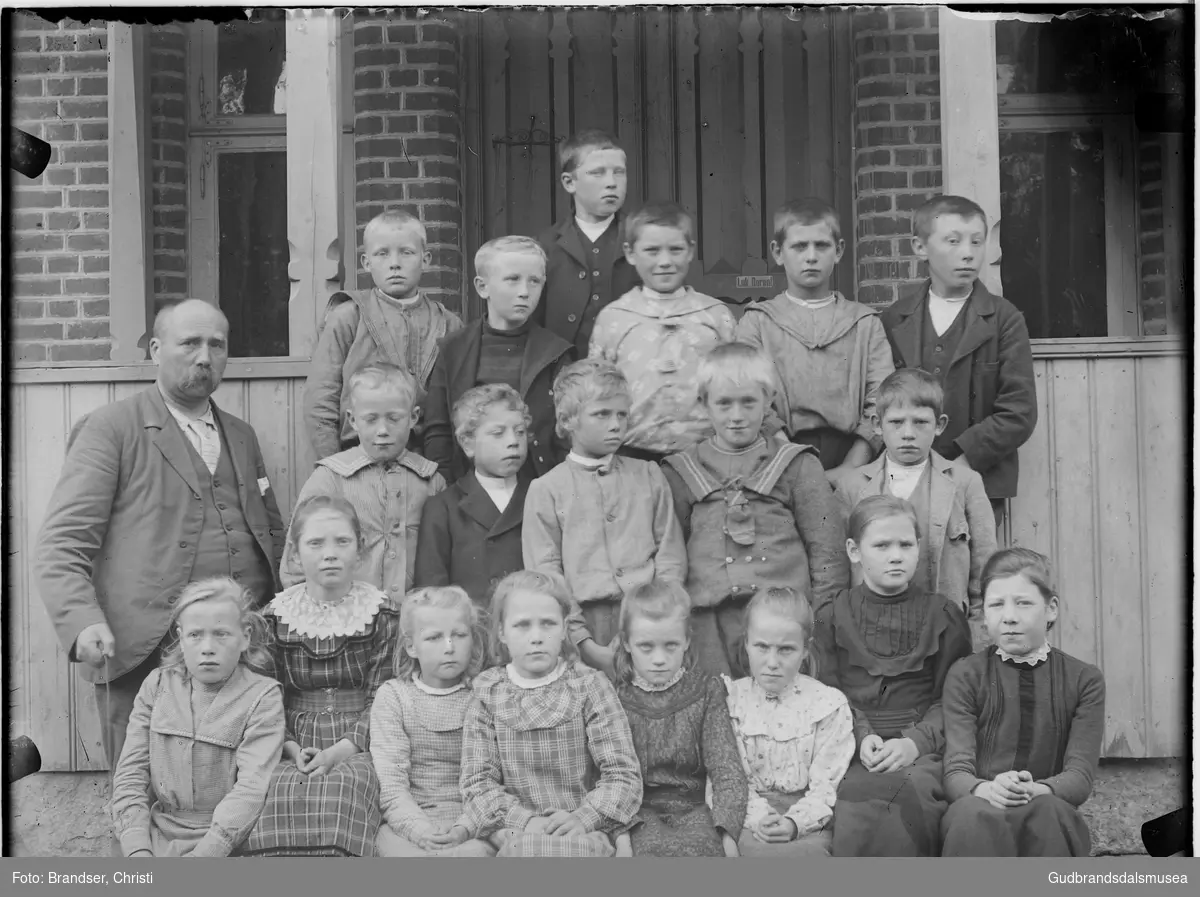 Christi Brandser (1861-1931) med ei skuleklasse
