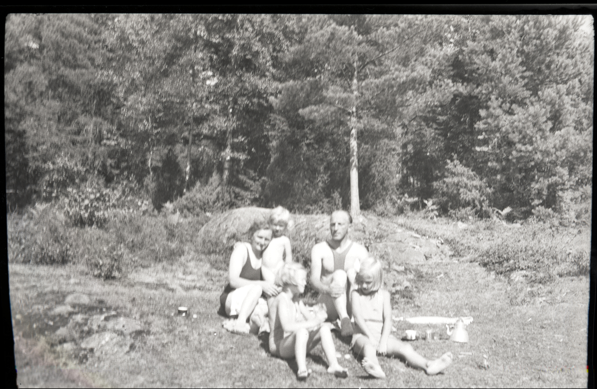 Harald Sundling med döttrarna samt deras moster och kusiner.