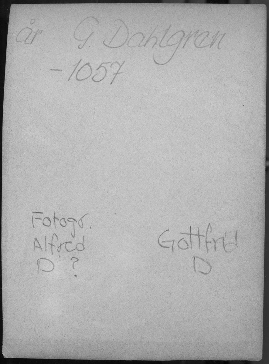 På kuvertet står följande information sammanställd vid museets första genomgång av materialet: Fotograf Alfred Dahlgren? Gottfrid Dahlgren.