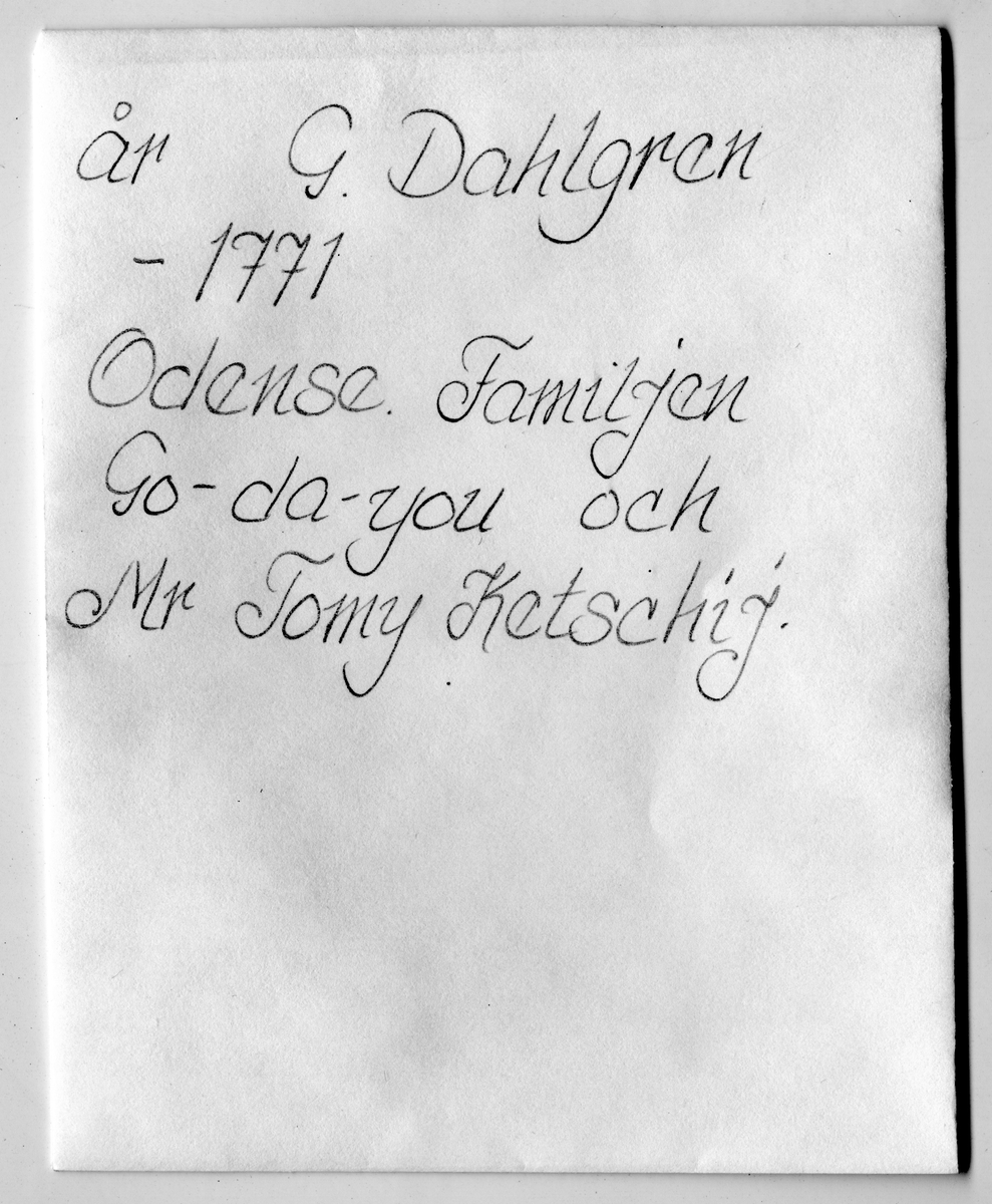 På kuvertet står följande information sammanställd vid museets första genomgång av materialet: Odense Familjen Go-da-you och Mr Tony Ketschij.