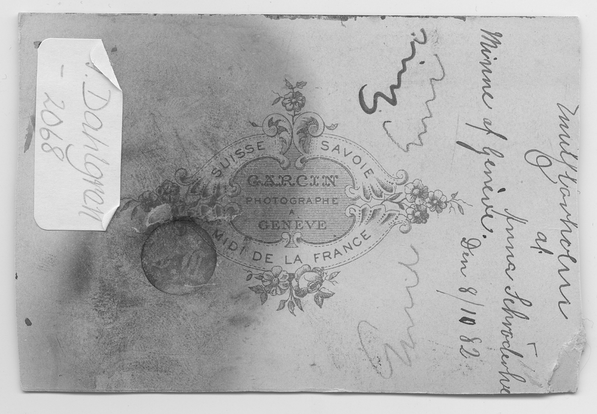 På kuvertet står följande information sammanställd vid museets första genomgång av materialet: Minne av Genève 8/10 år 1882.
Anna Schröderhe.