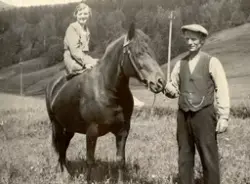Mann og dame med hest