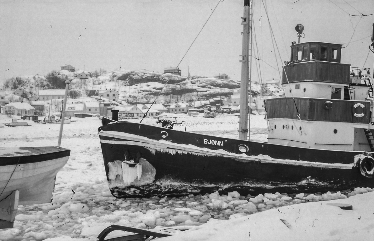 Slepebåten Bjønn ligger ved Jernbanekaia. Øya i bakgrunnen. Ca.1960
