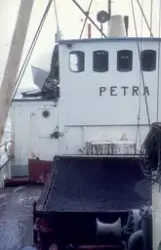 Ombord brønnbåten Petra. Bilde tatt på dekk mot styrhuset.