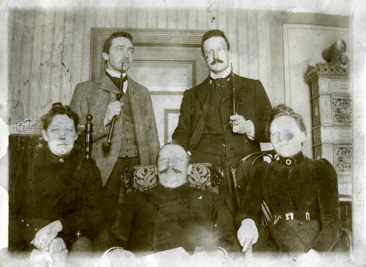 Gruppebilde Kolonien 1900.
Urmaker Andersen i midten.
Bilde er fra fotoalbum GM.036887.