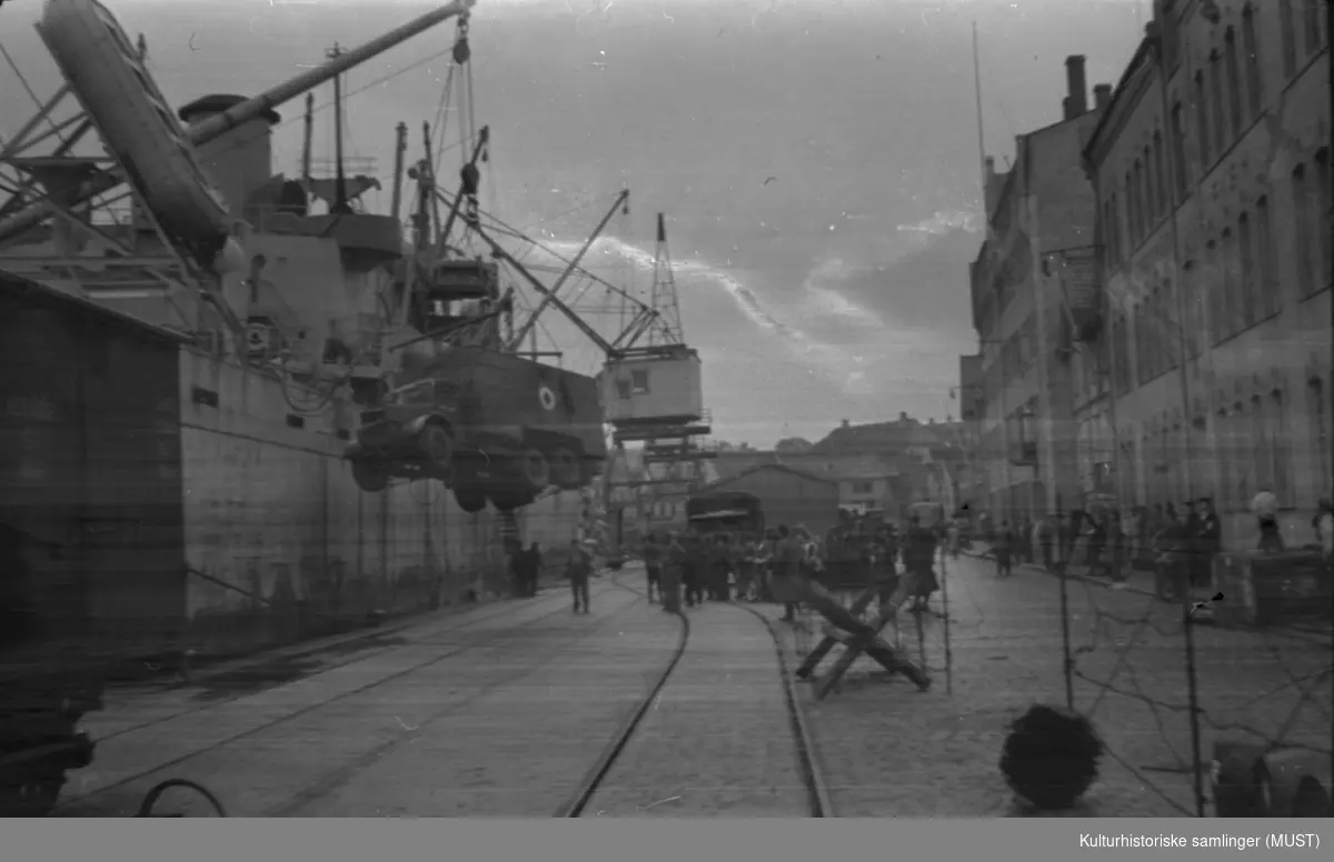 Tyske tropper mottar utstyr fra transportskip ved Skansekaien