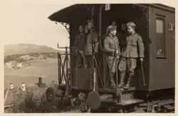 Tyske soldater på endeplattformen på personvogn litra BCo2b 