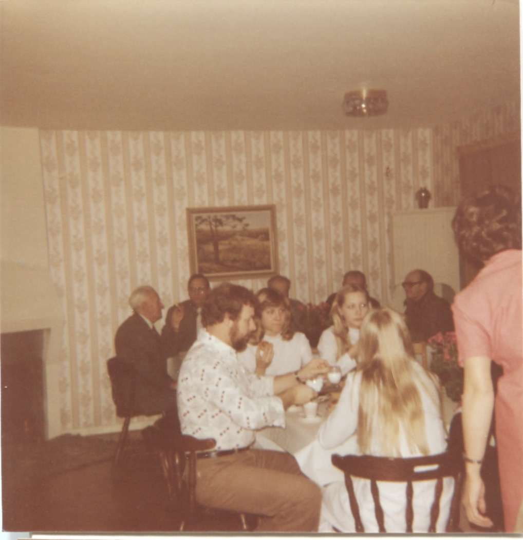 Fikastund i Brattåshemmet 1970-tal. Tjänstemän från Socialförvaltningen är på besök. I bakgrunden ses bl.a Bertil Gudmundsson, äldreomsorgschef och Bengt Alvekrans, socialchef.