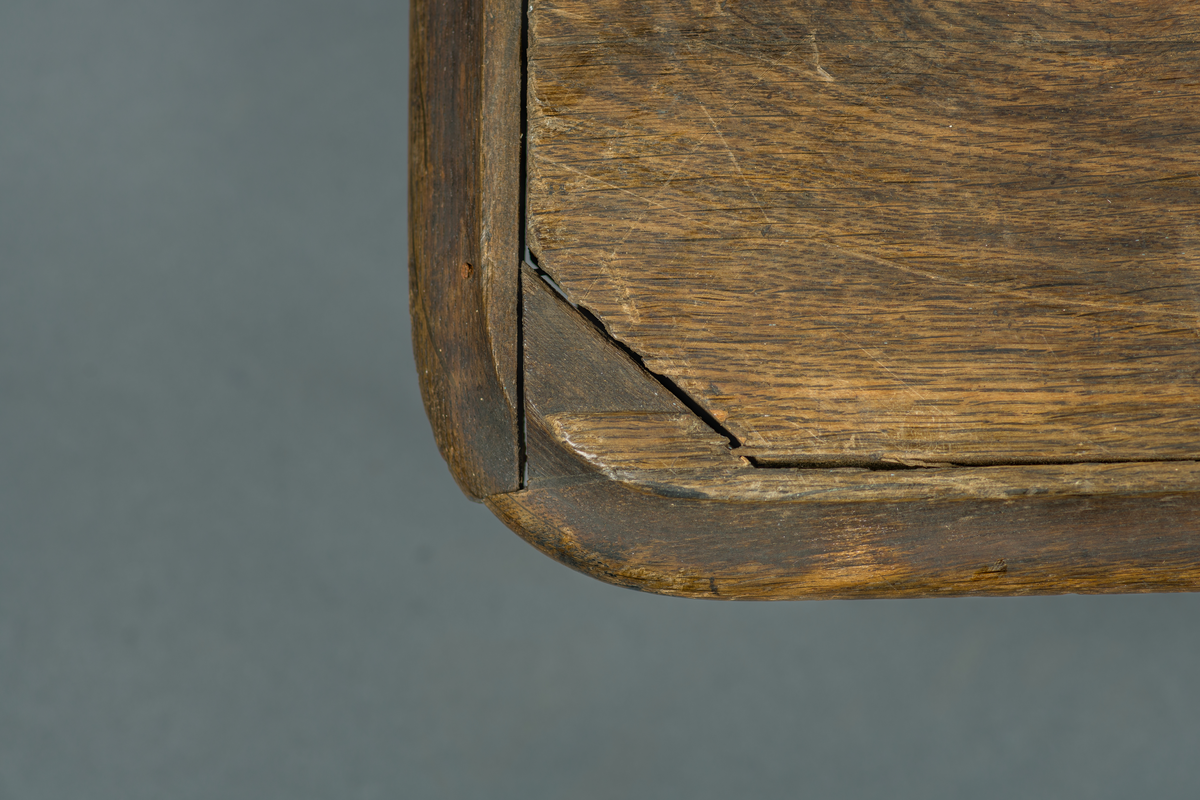 Skrivbord (utan ben) tillverkat att trä från Riksäpplet 1871 av ek från Riksäpplet bärgat 1869. En låda i fronten med inklistrad A4 med redogörelse för ursprunget. Se avskrift i länkad pdf.