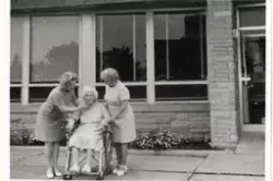 Gruppe,rullestol,sko og kjole.
Birgit Svingen Norengen,93 år