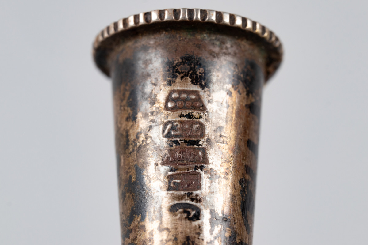 Pipehode til langpipe i tre og med sølvlokk. På lokket er det inngravert "F. Bruun" Sølv beslag for overgangen til munnstykket med stempler.