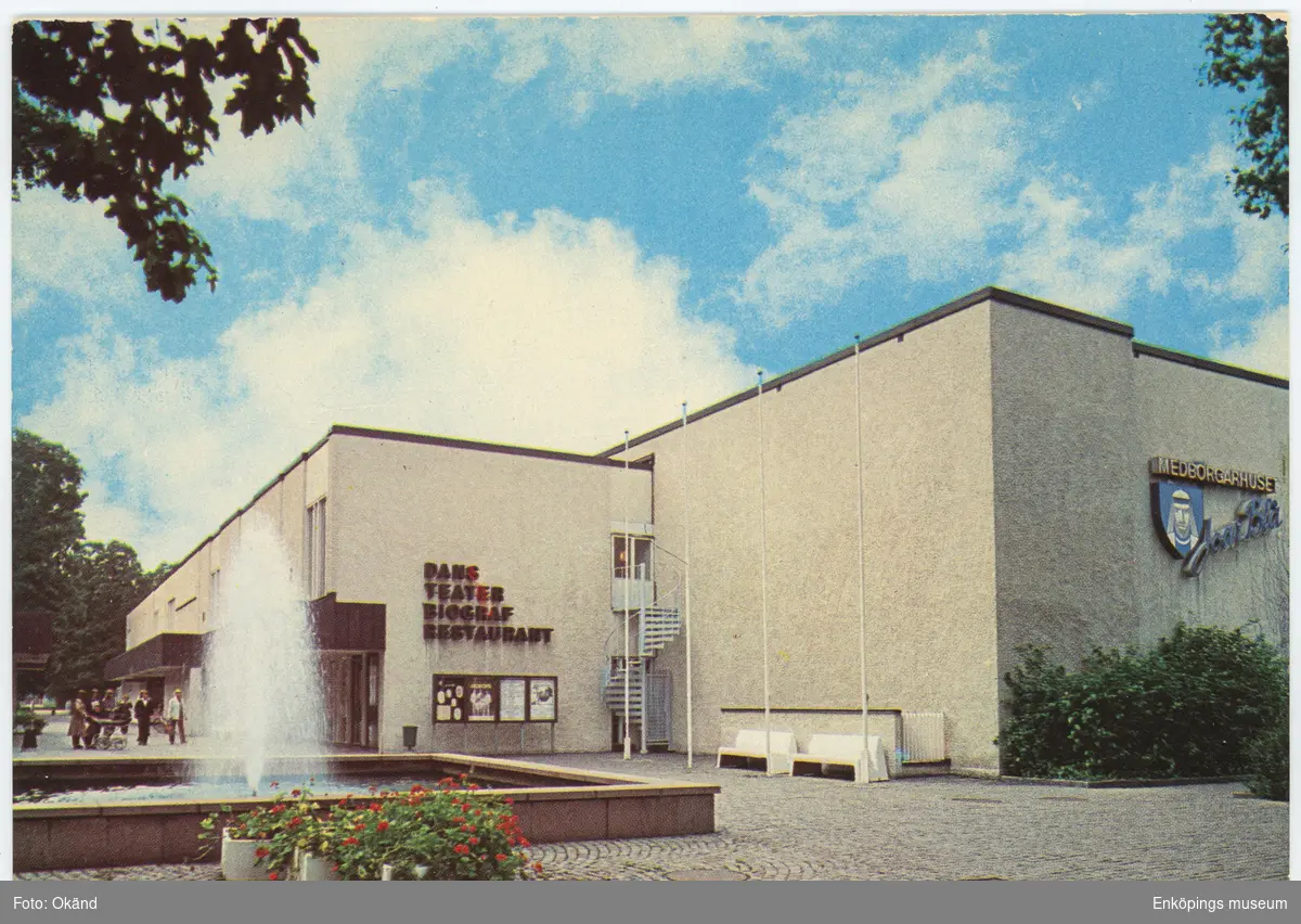 Vykort med motiv från Medborgarhuset Joar Blå, Enköping. Medborgarhuset Joar Blå stod färdigt och invigdes i september 1970. Arkitekter var Bryde & Lundberg. I medborgarhuset kunde man äta, dansa, se på teater och gå på bio.