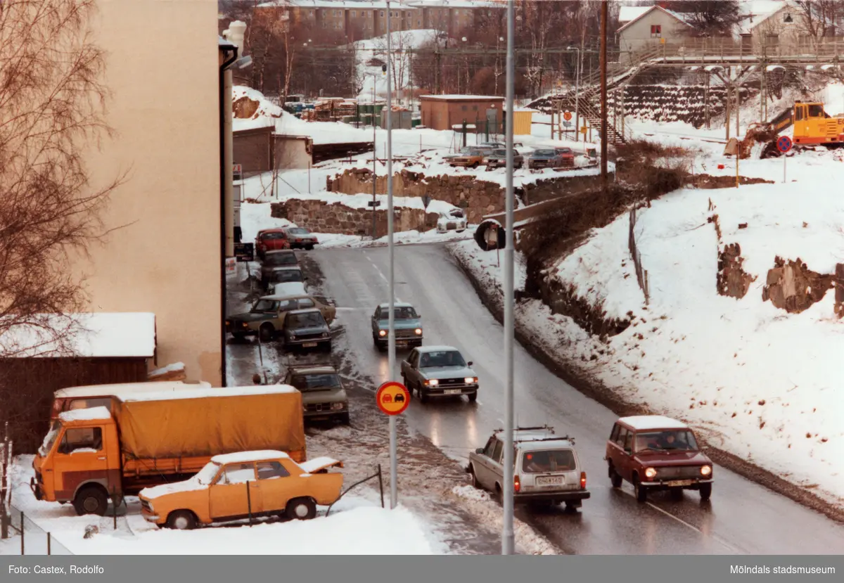 Mölndals Kvarnby i januari 1984. Trafik på Pixbovägen utanför byggnaden "Strumpan".
