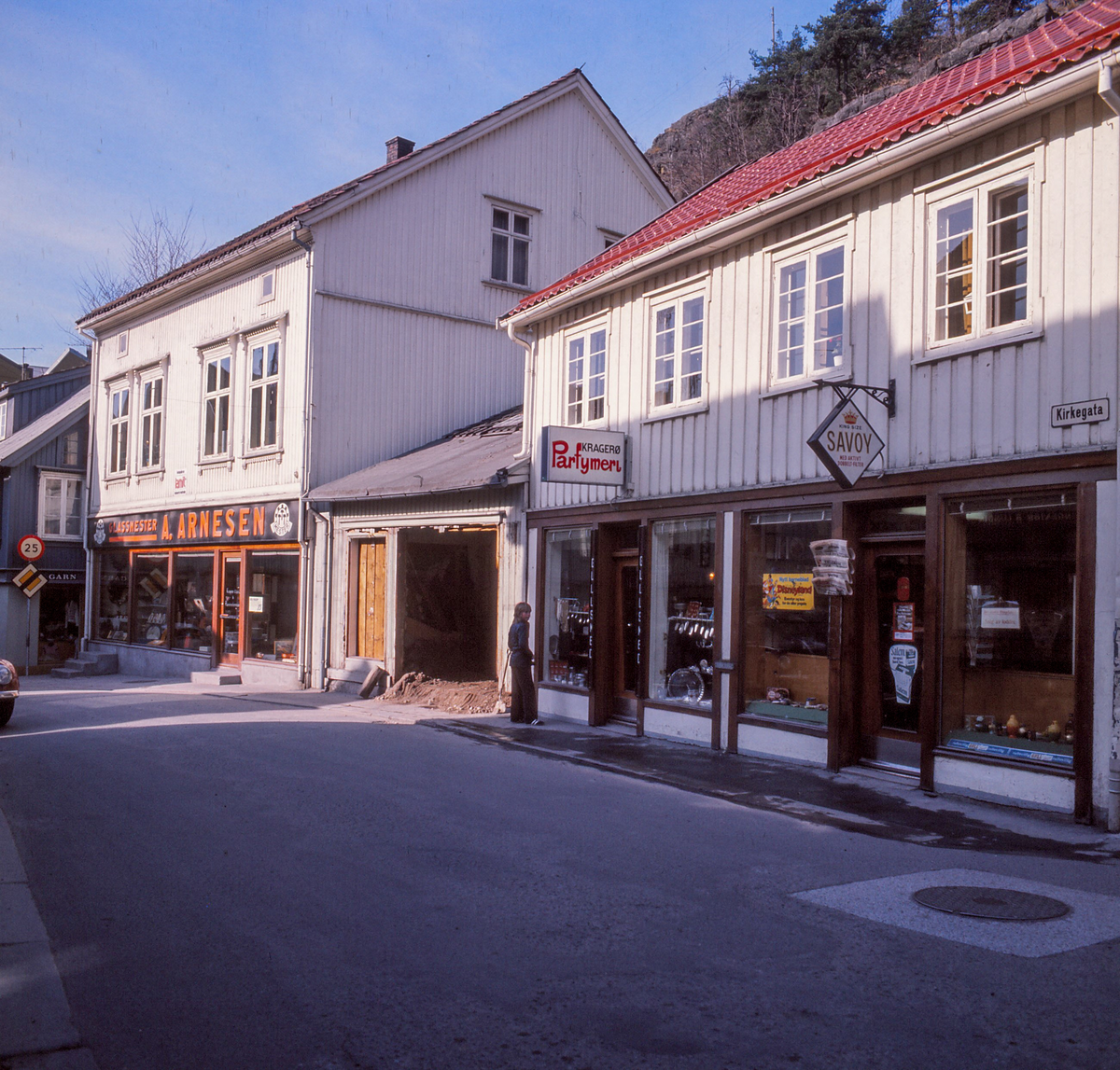 Tobakkbutikk, Parfymeri til Aatangen, Gullsmed Knutsens butikk bygges og Glassmester Arnesen. Kirkegata  1973