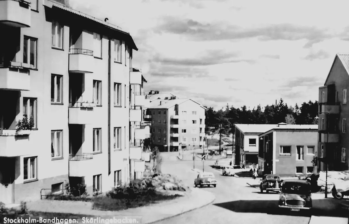 Bilden tagen mot NO mot Trollesundsvägen. Närmaste huset t.h. är Skärlingebacken 5. Mellan de två bortre husgavlarna går affärsgången mot T-banestationen.