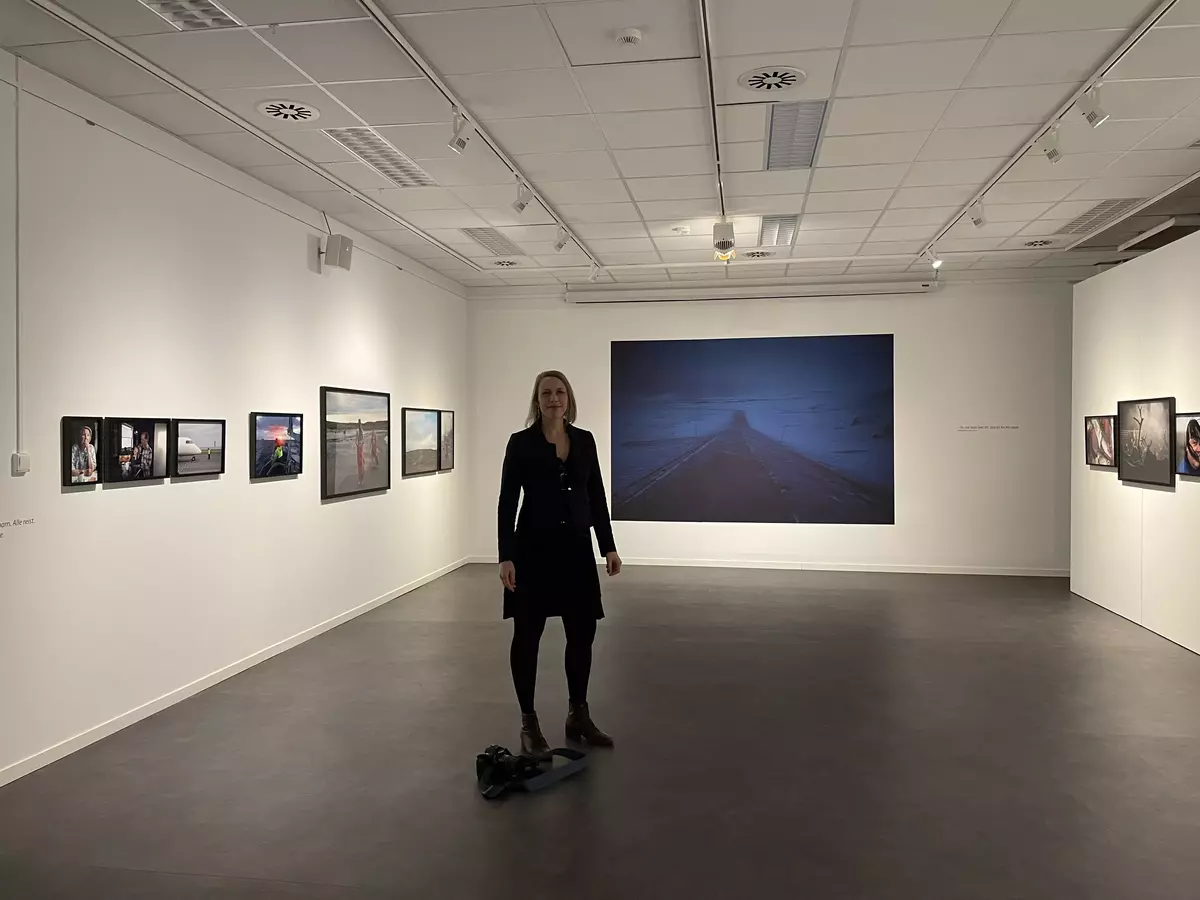 Fotografen i utstillingen "Frigjøring og gjenreisning: portrett av et fylke" av Ingerid Jordal.