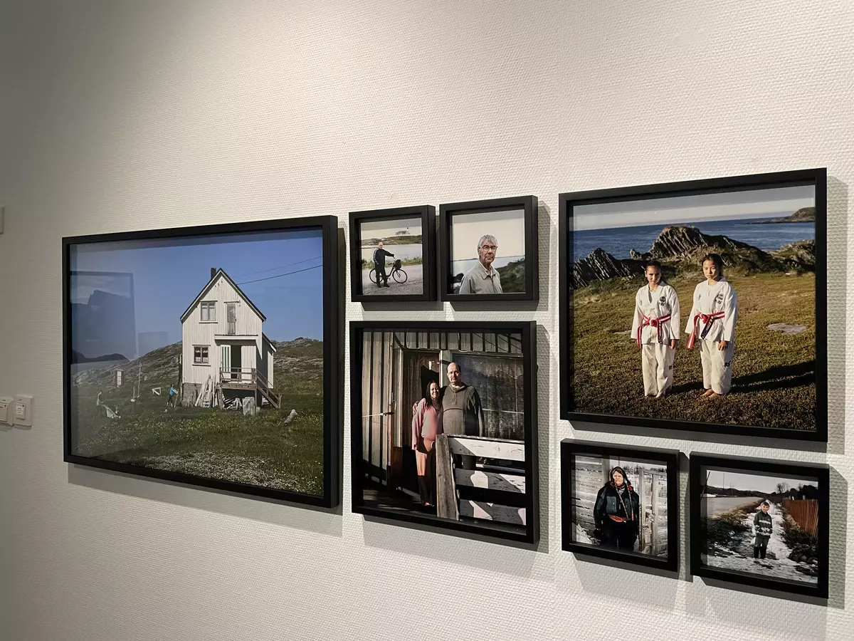 Fotografier fra utstillingen "Frigjøring og gjenreisning: portrett av et fylke" av Ingerid Jordal. Et gjenreisningshus i sollys, ulike portretter av mennesker fra Finnmark.