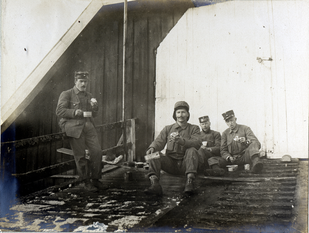 Soldater spiser frokost 1905.
Bilde er fra fotoalbum GM.036887.