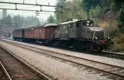 Elektrisk lokomotiv El 1 2022 med persontog på Notodden stas