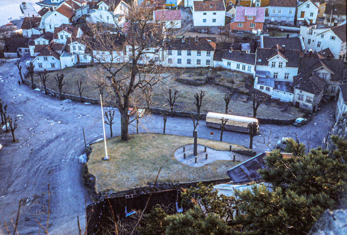Kirkehaugen  og bebyggelsen i Skippergata, Jørandsberg bak. Ca. 1970-tallet.