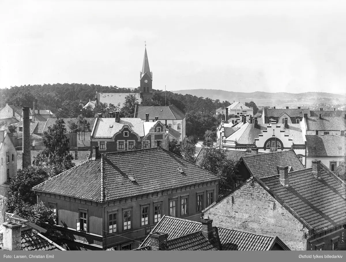 Oversiktsbilde fra Sarpsborg sentrum mot Sarpsborg kirke. Taket i midten hører til Sarpsborg Trikotagefabrik i Torggata 4. Den ble etablert 1894.