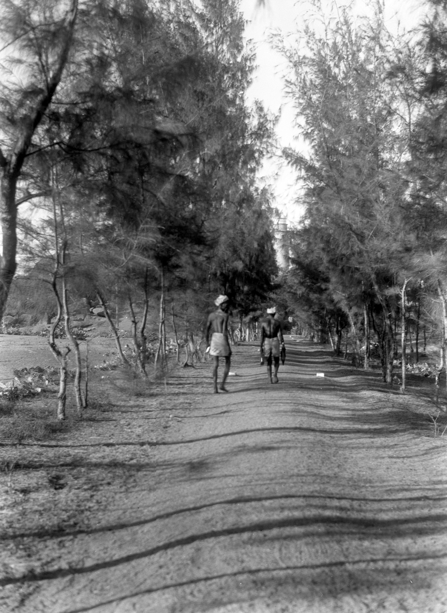 To menn på en grusvei. Fotografi tatt i forbindelse med Elisabeth Meyers reise til India 1932-33.