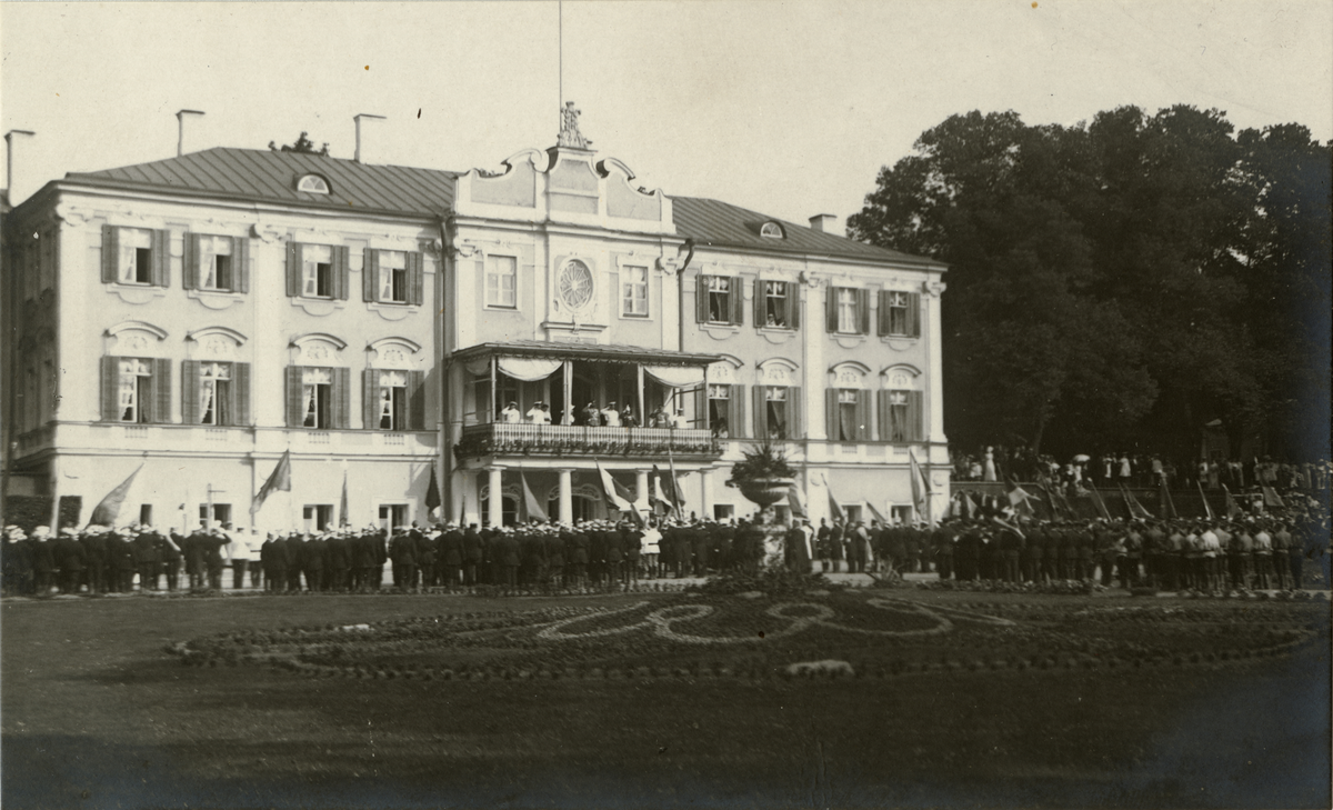 Text i fotoalbum: "Slottet i Katarinenthal. Under den ryska tsartiden guvernörens palats."