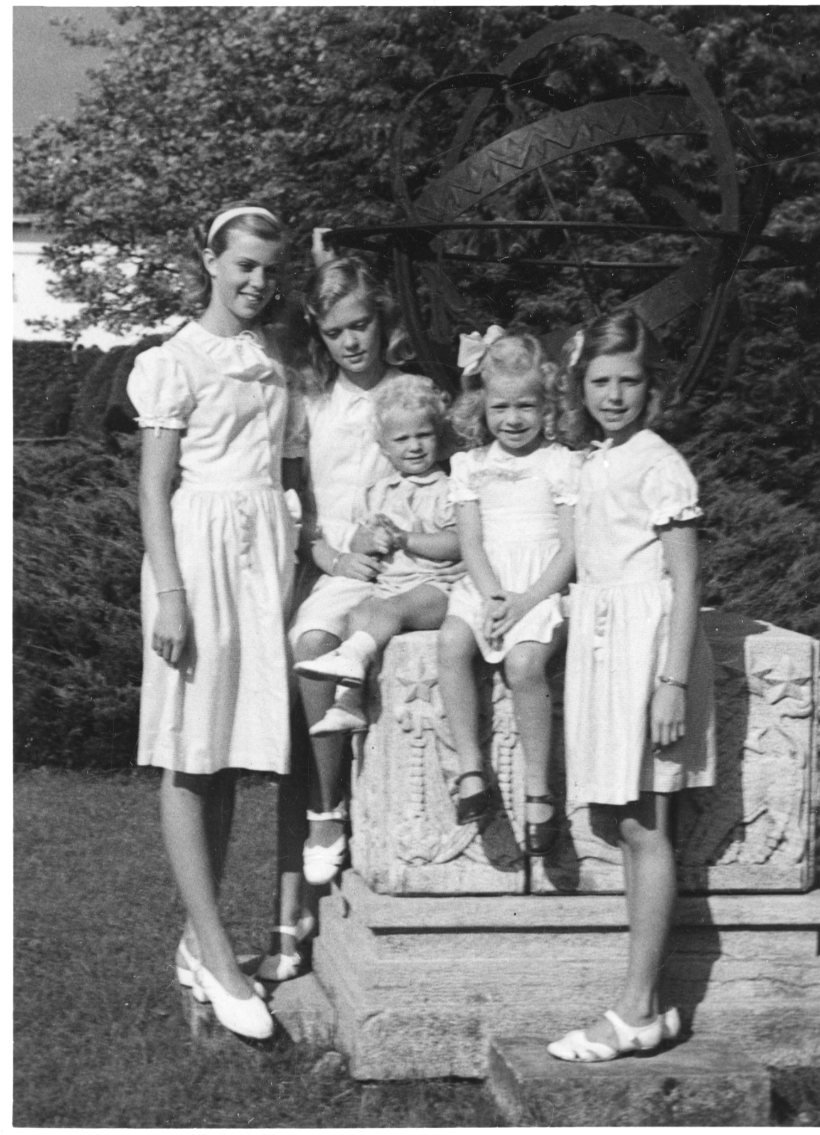Fyra flickor och en pojke i olika åldrar - kungafamiljen.