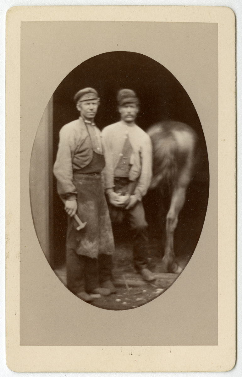 Foto av gårdsarbeidere, antagelig tatt på Dal Gård på 1870-tallet