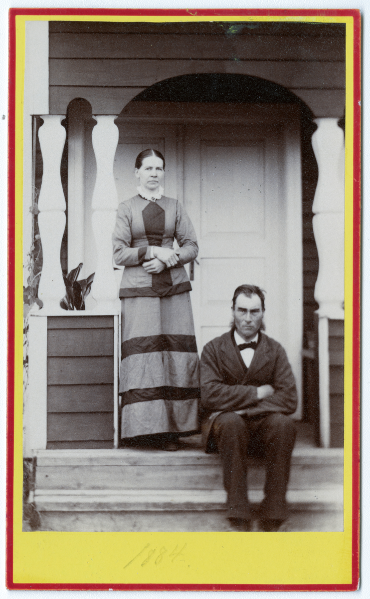 Foto av ukjent kvinne og mann Dal gård i 1884
