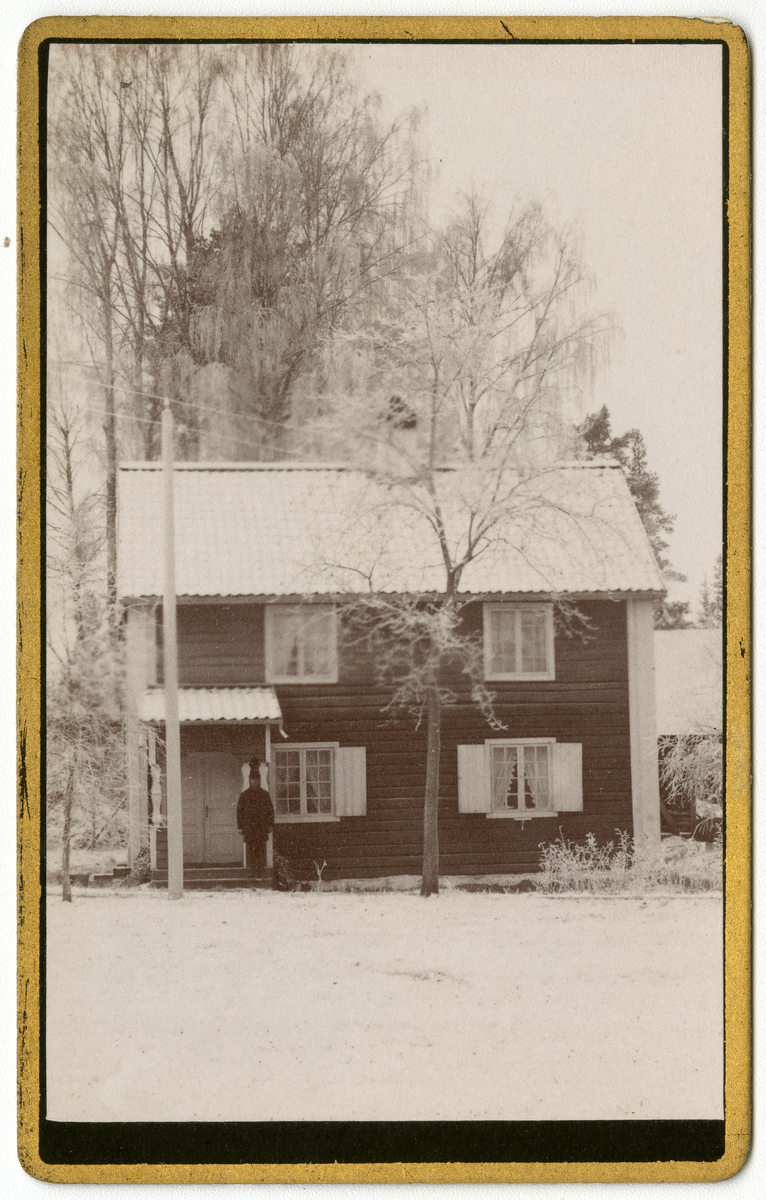 Foto av ukjent hus, antagelig med tilknytning til Dal gård som var eid av kammerherre Fredrik Emil Faye (1844-1903)