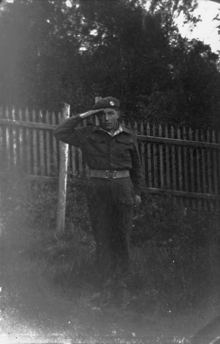 Emil Vannli fra Skånland i uniform.