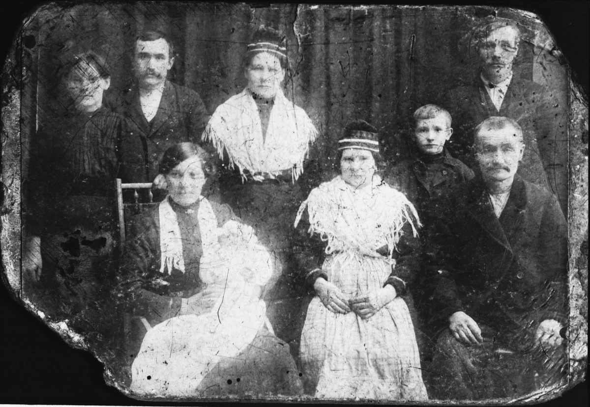 Gruppeportrett av en familie fra Reinås i Skånland.