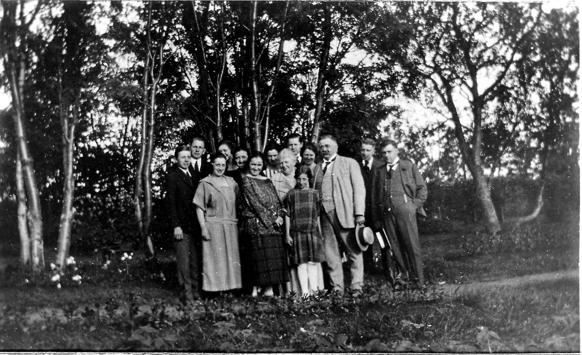 Familien Frederiksen i hagen på Melbo Hovedgård
