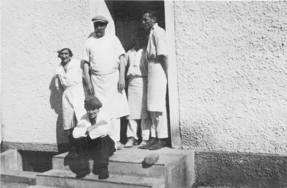 Bagaren Karl Johan Rosengren och hustrun Maria med barnen Gurli och Paul utanför det nybyggda Konsum Sanda. Personerna till vänster är inte kända.