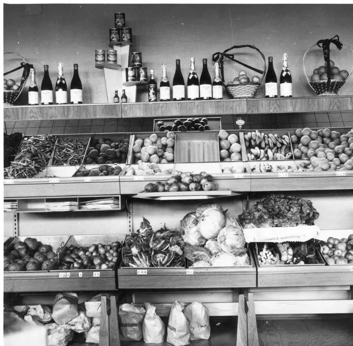 Konsum Sanda. Sulfo, Mimosa, Persil, Henko, Radion och Tomteskur. 50-talets tvätt- och rengöringsmedel.

Fler interiörer på följande bilder.