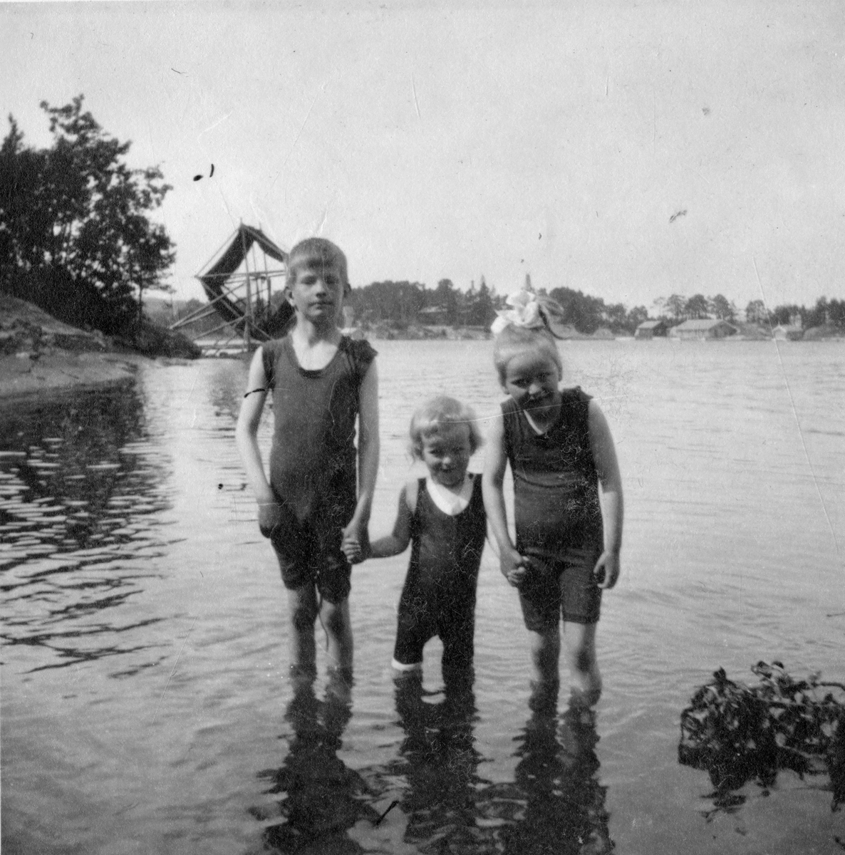 Foto av søsknene Aall. Fra venstre: Storebror Niels Frederik, Hans Cato og Cecilie Aall