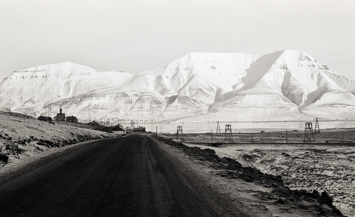 Longyearbyen, 1974. Hiorthfjellet og Adventfjorden i bakgrunnen. Skjæringa til venstre. 